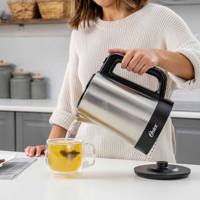 Hervidor eléctrico Oster® de acero inoxidable 1.7 lt BVSTKE671 (2)